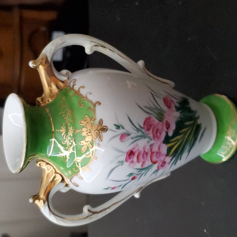 VINTAGE ANTIQUE GREEN AND WHITE FLORAL FLOWER VASE. - Picture 1 of 11
